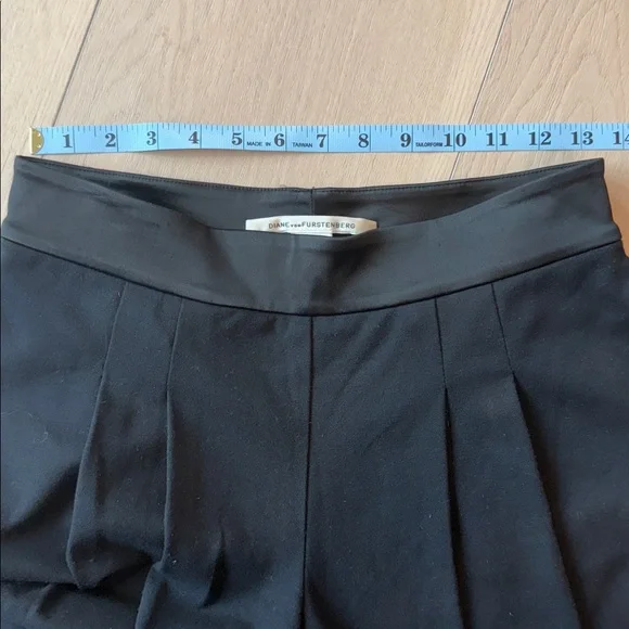 Diane von Furstenberg Pleat Front Cropped Jogger Slacks - Picture 7 of 11